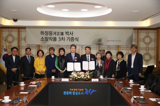 ▲ 지역 문화계 인사들이 함께한 재일교포 하정웅 박사 소장작품 3차 기증식 장면.ⓒ포항시