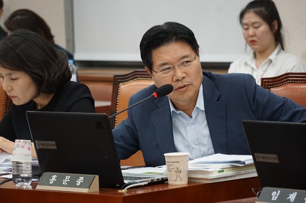 ▲ 홍문종 의원이 국감현장에서 질의를 하고 있다.ⓒ홍문종 의원실