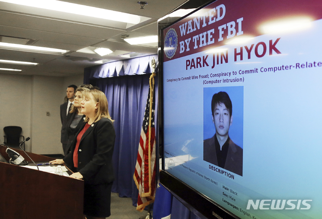 ▲ 美법무부가 2014년 소니 픽쳐스 해킹 등의 혐의로 북한 해커 박진혁 기소를 발표하는 모습ⓒ뉴시스. 무단 전재 및 재배포 금지.