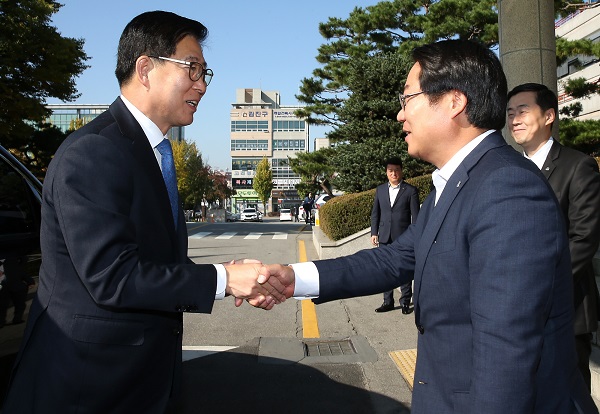 ▲ 양승조 충남도지사가 17일 아산시를 방문해 오세현 아산시장과 인사를 나누고 있다.ⓒ충남도