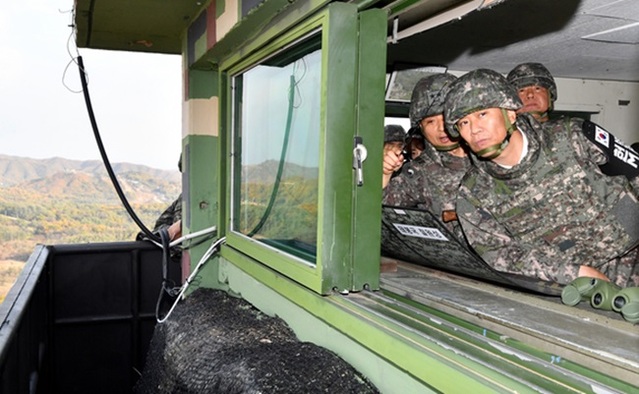 ▲ 남북공동선언 이행추진위원장인 임종석 대통령 비서실장이 17일 강원도 철원군 6사단 비무장지대(DMZ)를 방문한 모습. ⓒ뉴시스 DB