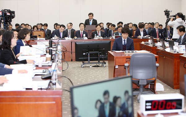 ▲ 17일 국회에서 열린 교육위원회 국정감사에서 설동호 대전교육감과 김지철 충남교육감, 김병우 충북교육감 등이 국정감사를 받고 있다.ⓒ충북도교육청