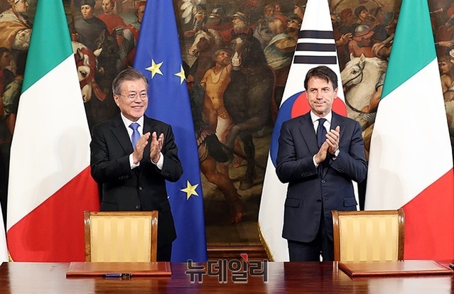 ▲ 문재인 대통령과 주세페 콘테 이탈리아 총리가 17일(현지시간) 양국 협정식을 진행하는 모습. ⓒ청와대