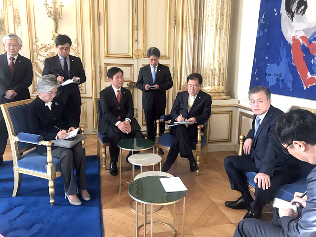 ▲ 문재인 대통령이 프랑스 정상회담 중간 참모들과 회의를 하는 모습. ⓒ청와대 제공