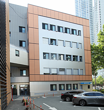 ▲ 외부전통차양시스템을 도입해 최근 리모델링한 수성구청 서편 별관모습.ⓒ수성구