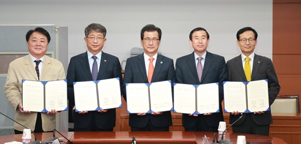 ▲ 오송3산단과 충주산단의 국가산단 지정을 위한 협약식이 18일 충북도청에서 있었다.ⓒ충북도