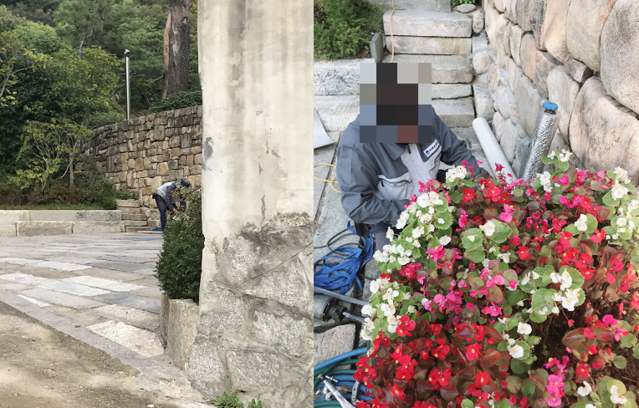 ▲ 한미건설 직원이 지난 10일(왼쪽)과, 12일 박신광 한독모터스 회장 사택에서 청소와 수도관 동파방지 작업을 하고 있다. ⓒ뉴데일리 DB