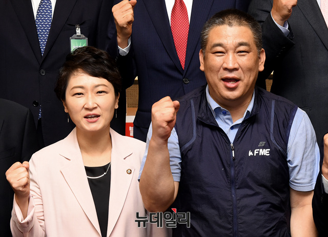 ▲ 이언주 바른미래당 의원과 최승재 소상공인연합회장이 13일 오전 국회 도서관에서 열린 '소상공인을 위한 생계형 적합업종제도의 합리적 설계방향' 세미나에 참석해 기념 촬영 중 박수를 치고 있다. ⓒ뉴데일리 공준표 기자