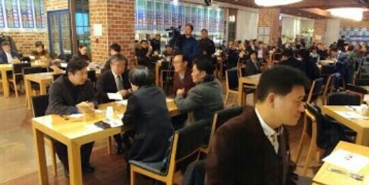 ▲ 홍종학 중소벤처기업부 장관(사진 가운데 사람 많은 테이블에서 맨 왼쪽 인물)이 지난해 12월 소상공인연합회 최승재 회장을 반대하는 '정상화추진위' 인사들과 대화하는 모습. ⓒ이언주 의원실 제공