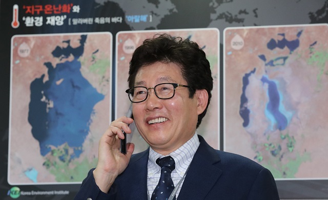 ▲ 5일 환경부 장관 후보자로 지명된 조명래 한국환경정책평가연구원장이 세종시 환경정책연구원장실에서 전화통화를 하고 있다. ⓒ뉴시스