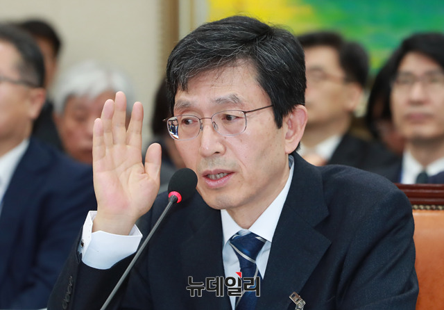 ▲ 성경륭 경제인문사회연구원 이사장이 18일 오전 국회에서 열린 정무위원회 국정감사에서 의원들의 질문에 답하고 있다. ⓒ뉴데일리 이종현 기자