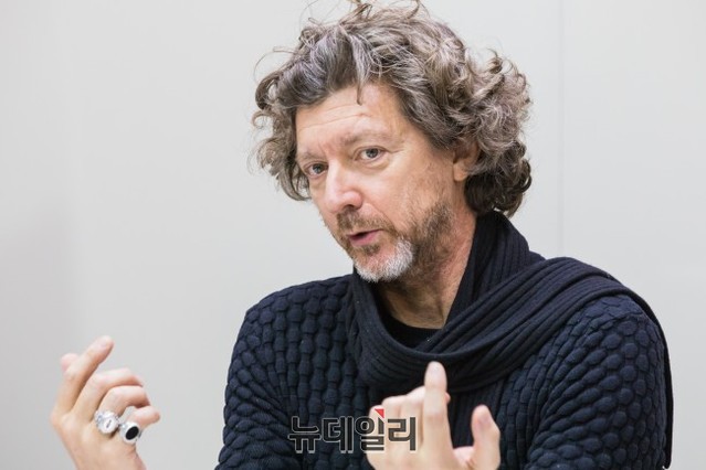 ▲ 이탈리아 출신의 안무가 레나토 자넬라가 국립발레단 '마타 하리'에 대해 설명하고 있다.