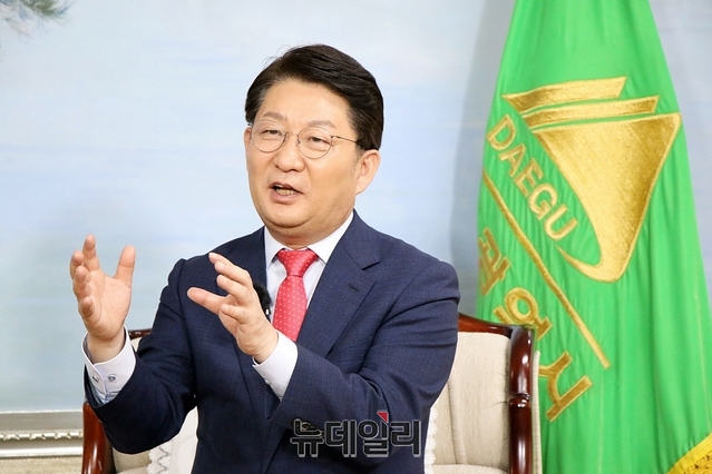권영진 대구시장이 대구경북인터넷기자협회에서 주관한 인터뷰에서 의견을 피력하고 있다.ⓒ뉴데일리