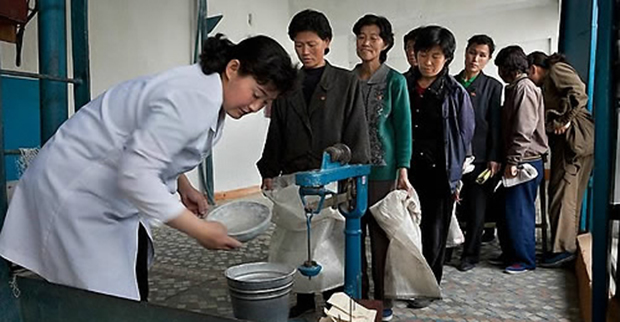 ▲ 고난의 행군시기 식량배급을 타고 있는 북한주민들.ⓒ 연합