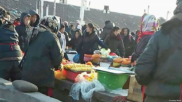 ▲ 지난해 12월 북한 함경북도 청진의 장마당 풍경.ⓒ VOA