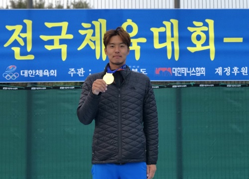 ▲ 금메달을 목에 건 세종시청 소속 조민혁 선수.ⓒ세종시