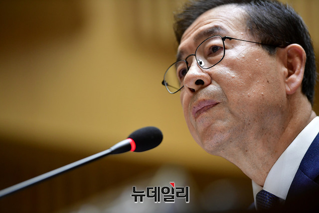 ▲ 18일 국회 행정안전위원회의 서울시 국정감사가 서울시청사에서 열린 가운데 박원순 서울시장이 의원들의 질의에 답하고 있다.ⓒ뉴데일리 정상윤 기자