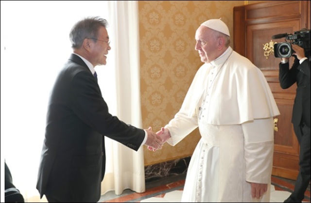 ▲ 문재인 대통령이 18일 로마 바티칸 교황궁에서 프란치스코 교황을 예방해 인사하는 모습. ⓒ뉴시스 DB