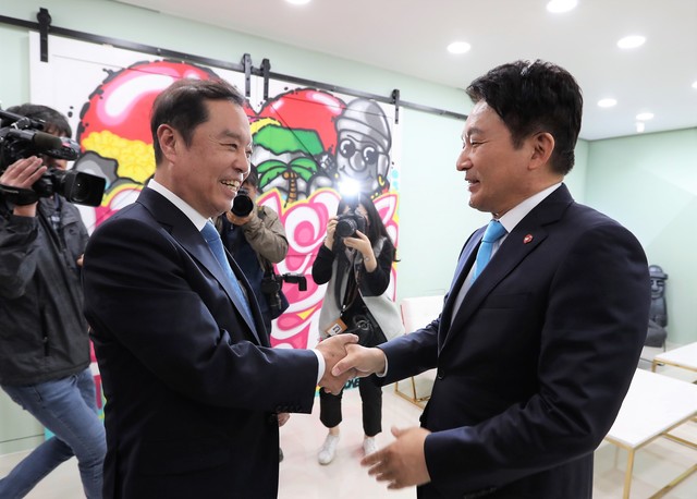 ▲ 김병준 자유한국당 비상대책위원장과 무소속 원희룡 제주지사가 18일 제주도청에서 회동했다. ⓒ제주 도청