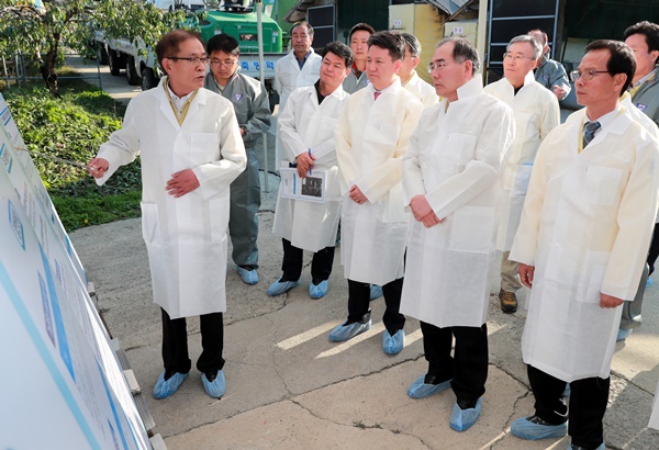 ▲ 이개호 농림축산식품부 장관(오른쪽에서 두번째)이 지난 12일 충북 음성군 오리농가를 방문해 남장우 충북도농정국장으로부터 AI방역 상황에 대한 설명을 듣고 있다.ⓒ충북도