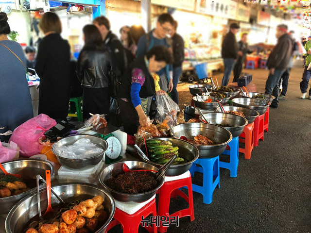 ▲ 김치를 구매하는 고객. ⓒ진범용 기자