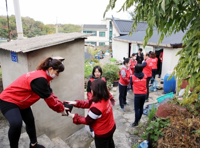 ▲ ABL생명 직원 35명이 지난 18일 서울 강북구 수유동에서 '사랑의 연탄나눔' 봉사활동을 펼쳤다.ⓒABL생명