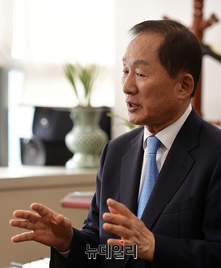 ▲ 이기우한국전문대학교육협의회 회장이 직업교육의 중요성 등을 이야기하고 있다. ⓒ뉴데일리 정상윤 기자