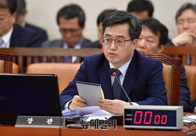 ▲ 김동연 기획재정부 장관이 19일 국회 기획재정위원회에서 열린 국정감사에 참석해 발언하고 있다. ⓒ뉴데일리 정상윤