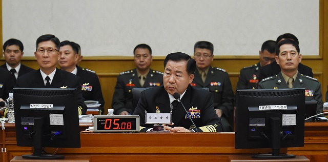 ▲ 19일 오전 충남 계룡시 계룡대에서 열린 국회 국방위원회 해군본부 국정감사에서 심승섭 해군참모총장이 의원들의 질의에 답변을 하고 있다. ⓒ뉴시스