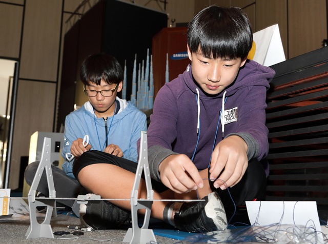 ▲ '주니어 물산 아카데미'에 참여한 중학생들이 교량 만들기 실습을 하고 있다. ⓒ삼성물산