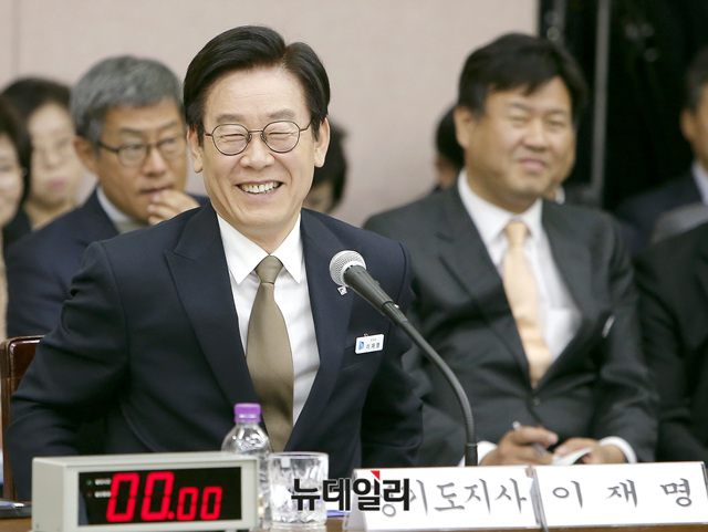 ▲ 이재명 경기지사가 19일 오전 경기도청에서 열린 국회 행정안전위원회의 경기도에 대한 국정감사에 출석해 미소짓고 있다. ⓒ (경기 수원=뉴데일리 공준표 기자)