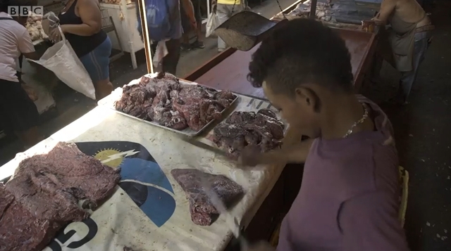 ▲ 최악의 경제난을 겪고 있는 베네수엘라에서 썩은 고기를 판매하고 있다. ⓒ BBC코리아