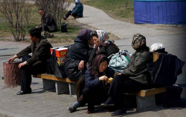 ▲ 극심한 생활난에 내몰린 북한 여성들이 '달리기(장거리 유통)'을 책임지고 있다. 평북 신의주역 근처에서 휴식을 취하고 있는 북한 여성들 ⓒ baidu