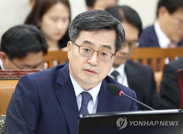 ▲ 주세 과세체계 개편안 논의가 다시 불붙고 있다. 여야가 수입맥주에 밀린 국산 맥주를 살리고 관련 일자리를 늘리기 위해 ‘맥주 종량세’ 도입이 시급하다고 나섰기 때문이다. 김동연 기획재정부 장관 역시 이를 검토하고 나겠다고 나서 지난 7월 보류된 주류 종량세 개편 논의가 다시 활기를 띨 전망이다.ⓒ연합뉴스