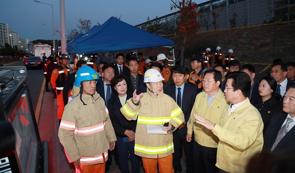 ▲ 허태정 대전시장은 19일 오후 서구 관저다목적체육관 신축공사 화재현장을 방문, 주민안전과 피해상황을 점검했다.ⓒ대전시