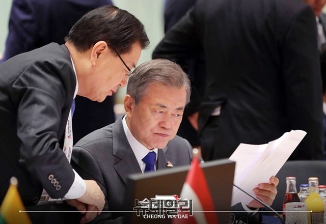 ▲ 문재인 대통령이 19일(현지시간) ASEM 정상회의에 참석해 서류를 검토하는 모습. ⓒ청와대 페이스북