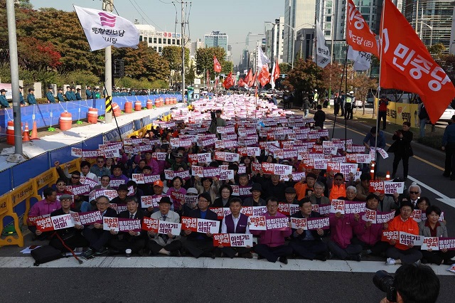 ▲ 옛 통합진보당 관계자들이 지난 20일 오후 서울 서초구 대법원 앞에서 '통합진보당 명예회복 대회'를 열었다. ⓒ민중당