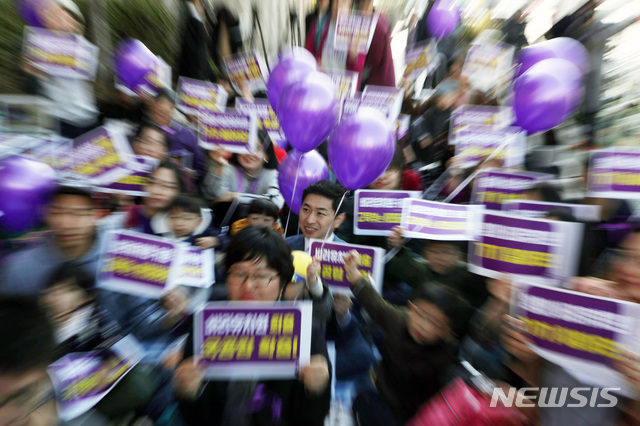 ▲ 20일 오전 서울 중구 시청역 4번 출구 앞에서 열린 '유아교육, 보육 정상화를 위한 모두의 집회'에서 참가자들이 '비리유치원 퇴출' 구호를 외치고 있다. ⓒ뉴시스