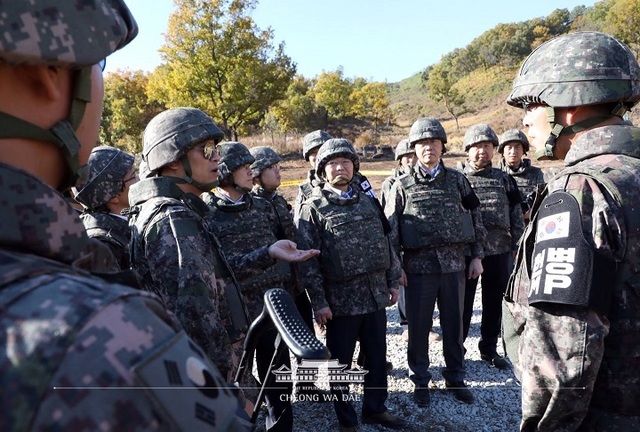 ▲ 임종석 청와대 비서실장(좌측 세 번째)이 17일 강원도 철원 화살머리고지 일대 비무장지대를 방문해 현장 브리핑을 청취하고 있다. ⓒ청와대 페이스북