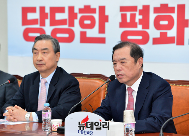 ▲ 자유한국당 김병준 비상대책위원장(오른쪽)이 22일 '국가안보특별위원회 간담회'에서 발언하고 있다. ⓒ뉴데일리 공준표 기자