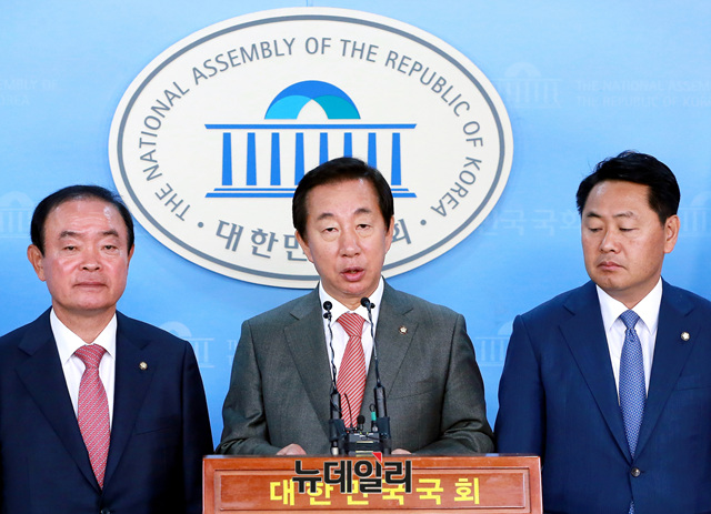 ▲ 장병완 민주평화당 원내대표(왼쪽부터), 김성태 자유한국당 원내대표, 김관영 바른미래당 원내대표가 22일 오전 서울 여의도 국회에서 기자회견을 갖고 서울교통공사 고용세습 취업비리에 대한 국정조사를 촉구하고 있다. ⓒ뉴데일리 공준표 기자