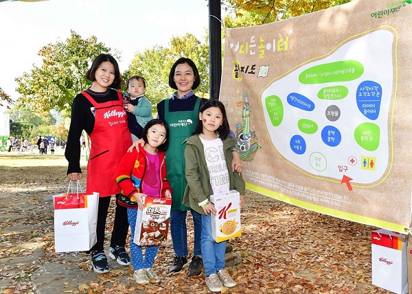 ▲ 농심켈로그가 '더 나은 내일을 위한 아침' 캠페인을 일환으로 초록우산 어린이재단이 개최한 '어디든 놀이터'에서 500여명에게 시리얼 선물세트를 제공 한 뒤, 관계자들이 참여 어린이들과 기념촬영을 하고 있다. ⓒ농심켈로그