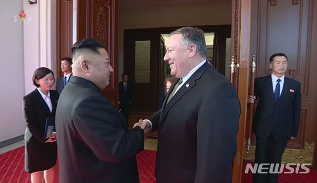 ▲ 북한이 지난 8일 공개한 김정은과 폼페이오 美국무장관의 면담 모습. ⓒ뉴시스. 무단전재 및 재배포 금지.