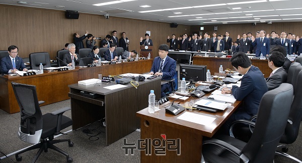 ▲ 국회 행정안전위원회가 22일 세종시에 대한 국정감사에 앞서 이춘희 시장이 선서를 하고 있다.ⓒ김동식 기자