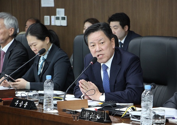 ▲ 주승용 의원이 22일 있은 세종시 국정감사장에서  KTX 세종역 설치를 강력히 주장하고 있다.ⓒ김동식 기자