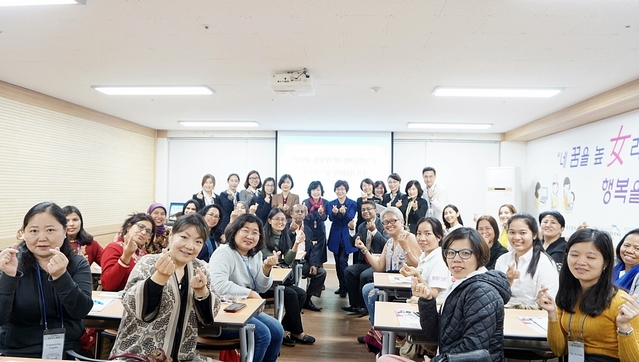 ▲ 개발도상국 여성직업능력개발 교육 연수과정에 참가하고 있는 아시아 지역 공무원들이 수성여성클럽의 우수정책을 견학하고 기념촬영을 하고 있다.ⓒ수성구