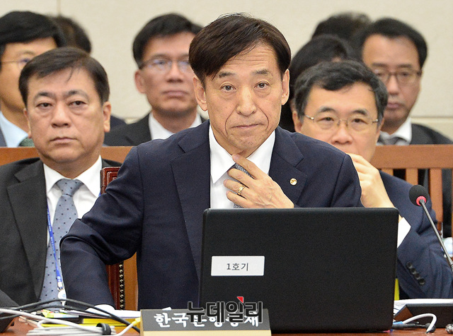 ▲ 이주열 한국은행 총재가 22일 오전 국회에서 열린 기획재정위원회의 한국은행에 대한 국정감사에 출석해 넥타이를 만지고 있다. ⓒ뉴데일리 공준표 기자