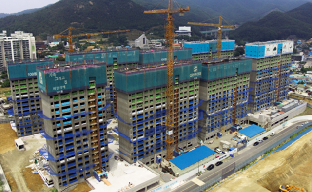 ▲ 충남 예산군 소재 '예산행정타운 신동아파밀리에' 공사 현장. ⓒ신동아건설