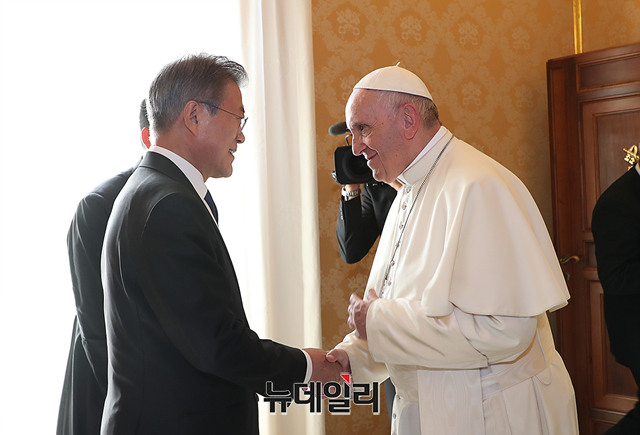 문재인 대통령이 프란치스코 교황을 만나는 모습. ⓒ청와대 제공
