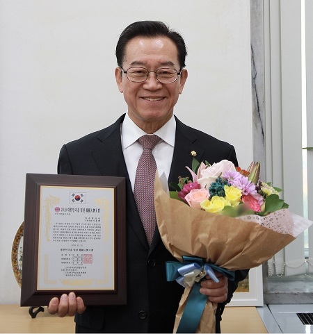 ▲ 이종배 의원이 22일 ‘제27회 21세기 대한민국을 빛낸 한국인물대상’ 시상식에서 정치공로부문 ‘한국인물대상’을 받은 가운데 꽃다발을 받고 환한 미소를 짓고 있다.ⓒ이종배 의원실